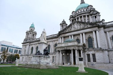 Belfast, Kuzey İrlanda. 7 Ekim 2025. Kuzey İrlanda 'daki Belfast Belediye Binası' nda Kraliçe Victoria heykeli
