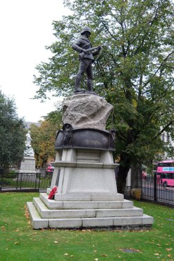 Belfast, Kuzey İrlanda. 7 Ekim 2025. Güney Afrika Savaş Anıtı Belfast Belfast Belediyesinde Bir Askerin Anıtı, Kuzey İrlanda Savaş Anıtı