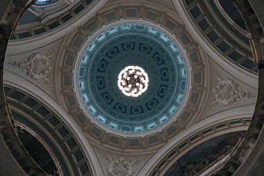 Belfast, Kuzey İrlanda. 7 Ekim 2025. Belfast Belediye Binası Büyük Rotunda Tavanı 'nın Barok Uyanış Mimarisi ve Süslü Chandelier ile iç görünümü