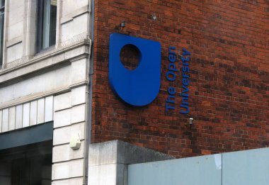 Belfast, Kuzey İrlanda. 7 Ekim 2025. Belfast Kuzey İrlanda 'da Victoria Caddesi' ndeki Açık Üniversite Logosu ve Modern Mimari Binası