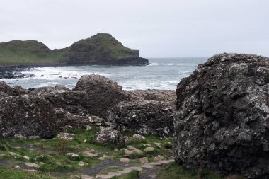 Kuzey İrlanda, Giant 's Causeway' deki engebeli bazalt kayalar ve sahil kayalıkları