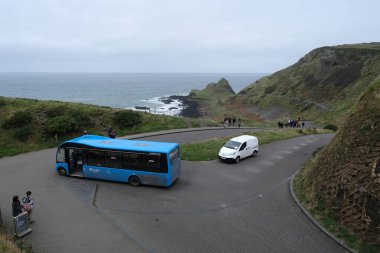 Antrim İlçesi, Kuzey İrlanda. 8 Ekim 2025. Kuzey İrlanda 'daki Giant' s Causeway sahil yolu ve yol girişinin hava görüntüsü.