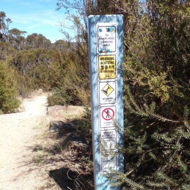 Blue Mountains Ulusal Parkı, Katoomba, Avustralya - Ekim 04, 2025: Koruma alanındaki Boars Head patikasına giden yolu gösteren bir işaret. Mavi Dağlar bir dünya mirası. Doğal güzelliği ile çok popüler bir yer.. 
