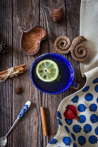 향기로운 향신료와 레몬 차 — 스톡 사진