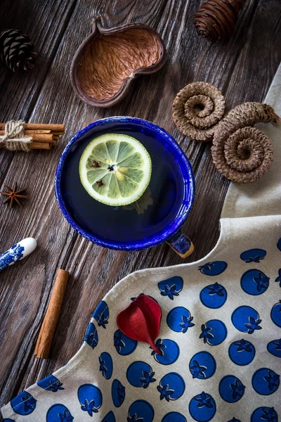 향기로운 향신료와 레몬 차 — 스톡 사진