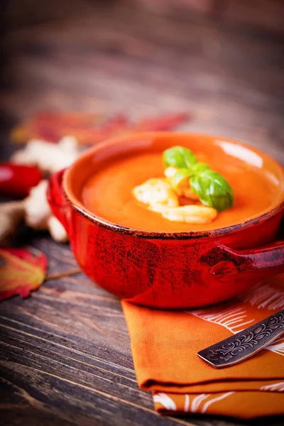 Homemade tomato soup with ginger, shrimps and basil on a brown wooden background, copy space — Stock Image Homemade tomato soup with ginger, shrimps and basil on a brown wooden background, copy space Royalty Free Stock Photos