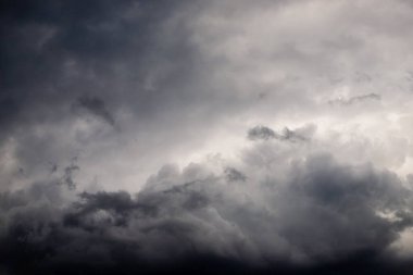 Gökyüzünde dramatik gri bulutlar. Gri ve beyaz bulutlu gökyüzü