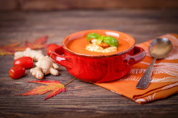 Homemade tomato soup with ginger, shrimps and basil on a brown wooden background, copy space — Stock Image Homemade tomato soup with ginger, shrimps and basil on a brown wooden background, copy space Royalty Free Stock Images