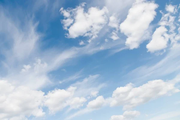 Cirrocumulus chmury w jasnoniebieskim tle nieba — Zdjęcie stockowe
