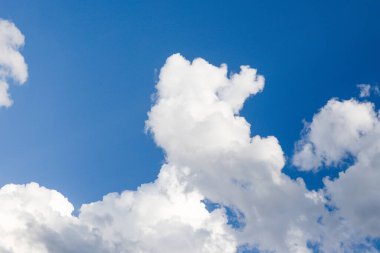 Açık mavi gökyüzü, beyaz kabarık bulutlar, güzel gökyüzü arkaplanı