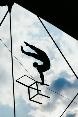 Krakow, Polonya. 17 Mayıs 2020. Peder Bernatek 'in Köprüsü. Havada dengede duran bir akrobat heykeli