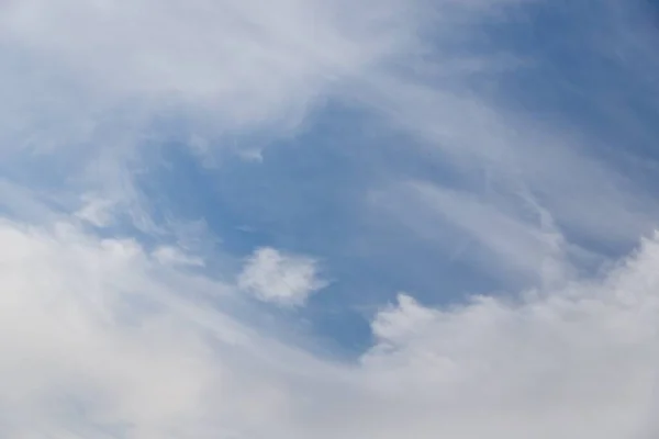 Mooie Lichtblauwe Lucht Achtergrond Met Cirrocumulus Wolken — Stockfoto