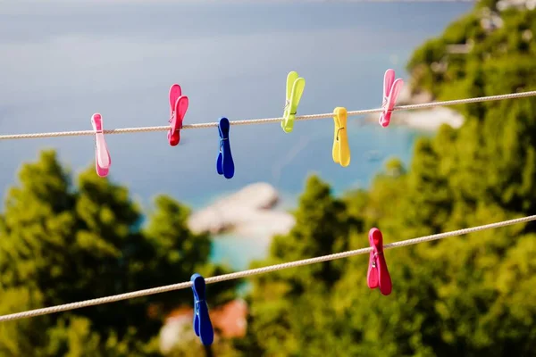 Pinces Linge Plastique Coloré Sur Corde Linge Sur Fond Mer — Photo