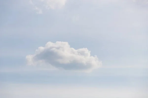 Fluffig Moln Blek Blå Himmel Bakgrund — Stockfoto