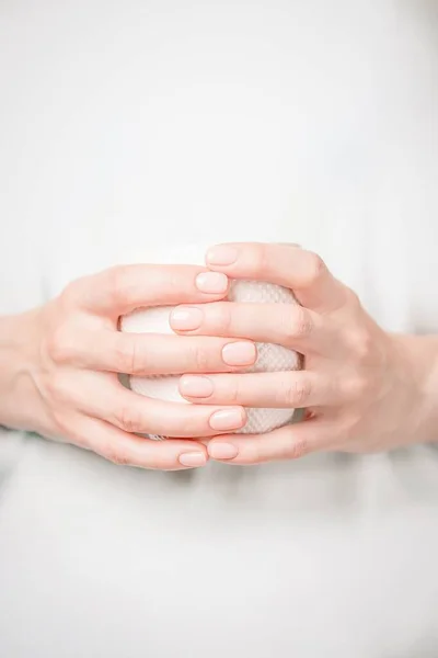 Hermosas Manos Femeninas Sosteniendo Copa Blanca Manicura Con Esmalte Uñas — Foto de Stock