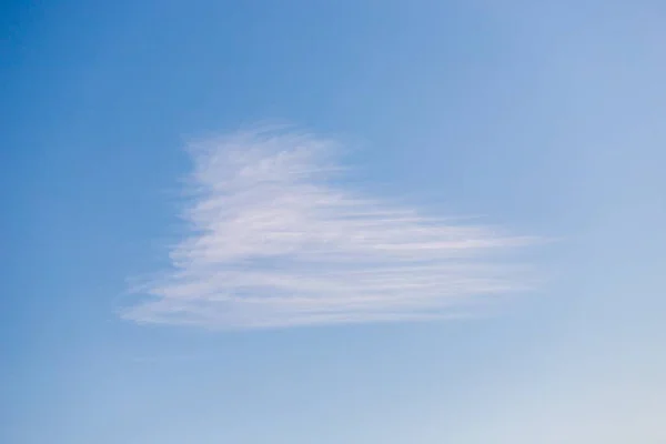 Blanco Cirrocumulus Una Nube Fondo Azul Claro Del Cielo — Foto de Stock