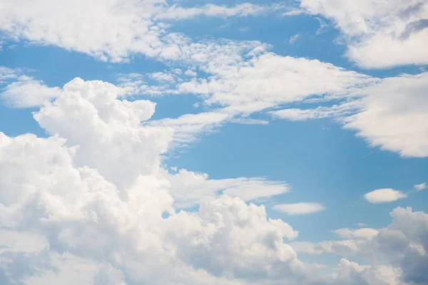 Белые Пушистые Облака Голубом Небе Красивый Фон Неба — стоковое фото