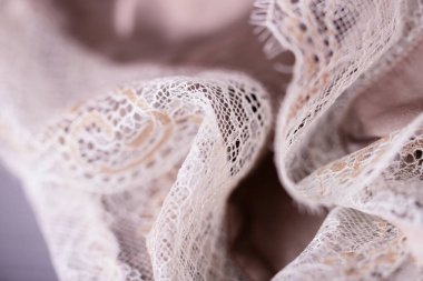 Narin ipek dantelli iç çamaşırları açık arkaplanda.
