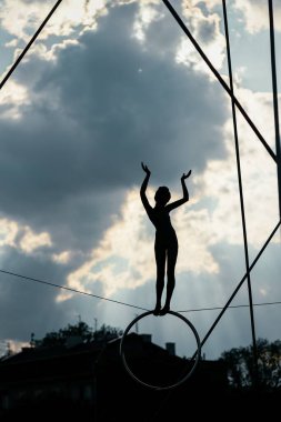 Krakow Polonya, 17.05.2020. Peder Bernateks Köprüsü. Havada dengede duran bir kız jimnastikçinin heykeli