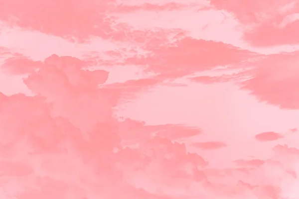 Pastel abstrato coral rosa cor suave céu fundo com nuvens — Fotografia de Stock