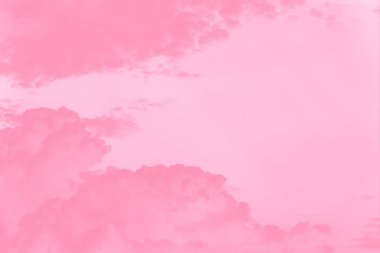 Pastel pembe mercan renginde bulutlu gökyüzü arkaplanı, kopyala boşluk