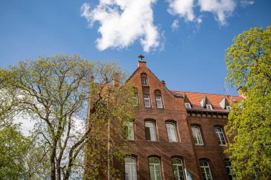 Mimari ve güzel mavi gökyüzü Erfurt, Almanya. Huzur evi, hastane.