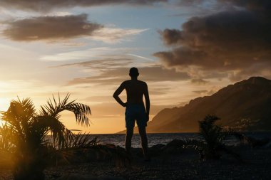 Günbatımında gölgede insan silueti.