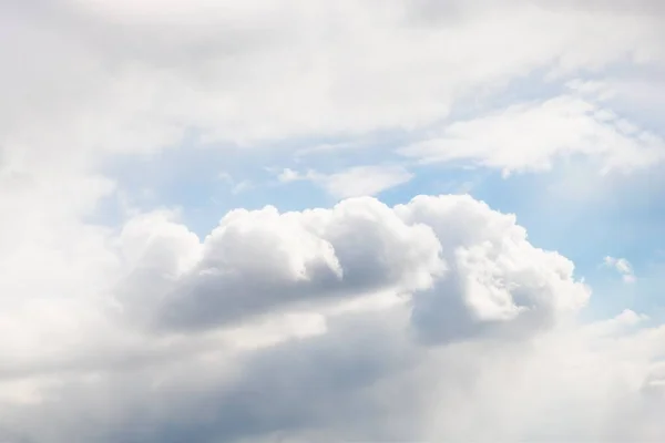 Vita Fluffiga Moln Ljusblå Himmel — Stockfoto