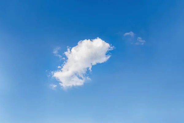 Пушистое Белое Облако Голубом Фоне Неба — стоковое фото