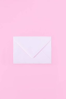 Pembe arkaplanda boş bir zarf, kopyala