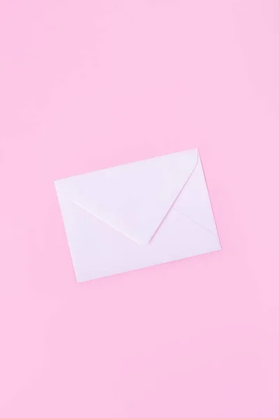 Lege Envelop Een Roze Achtergrond Kopieer Ruimte — Stockfoto