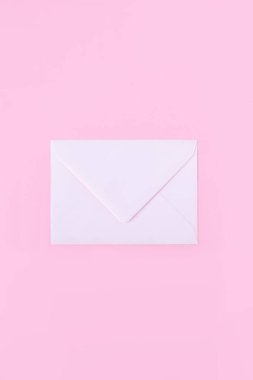 Pembe arkaplanda boş bir zarf, kopyala