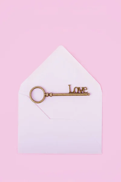Vintage Love Key Einem Umschlag Auf Rosa Hintergrund — Stockfoto
