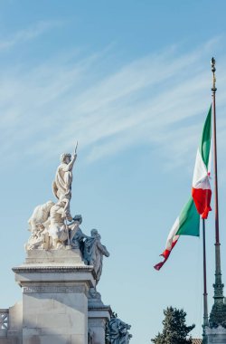 İtalya, Roma 'daki Vittorio Emanuele Anıtı ve İtalyan Bayrağı