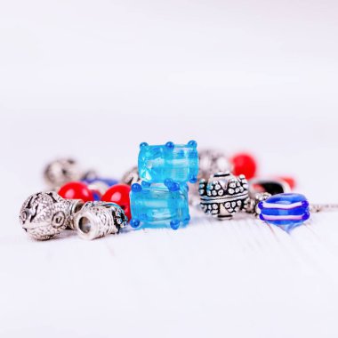 El yapımı mücevherler için gümüş ve cam murano boncuklar