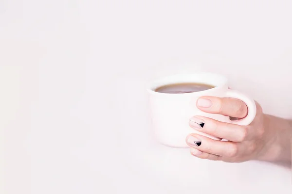 Mano Femenina Sosteniendo Taza Rosa Negro Sobre Fondo Rosa Pálido — Foto de Stock