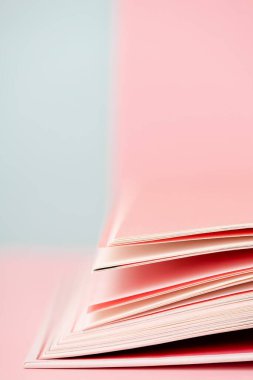 Pastel pembe mavi arkaplan üzerine kitap sayfasını kapat