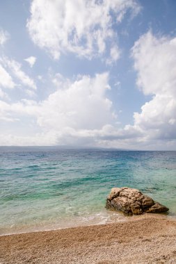 Güzel zümrüt deniz suyu. Brela Hırvatistan, Makarska Riviera