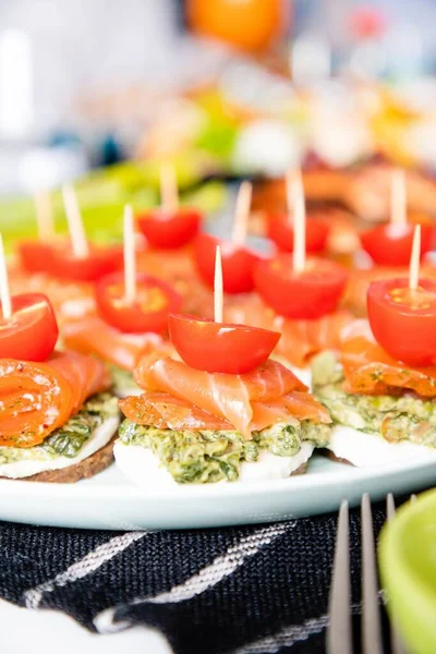 Kırmızı balıklı ev yapımı kanepeler, pesto ve vişneli domates, tapas.