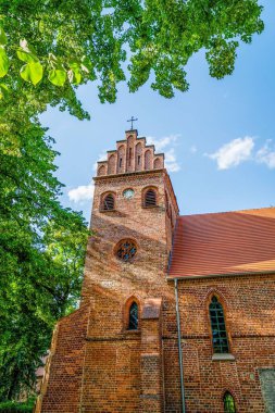 Protestan Kutsal Ruh Kilisesi veya Heilig Geist Kirche Teupitz, Brandenburg, Almanya, dikey