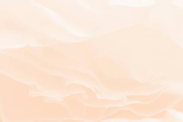 Fliegender Stoff, weicher pastellfarbener Hintergrund mit zartem Pfirsich — Stockfoto