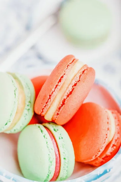 Macarons ou macarons verts et orange, espace de copie — Photo