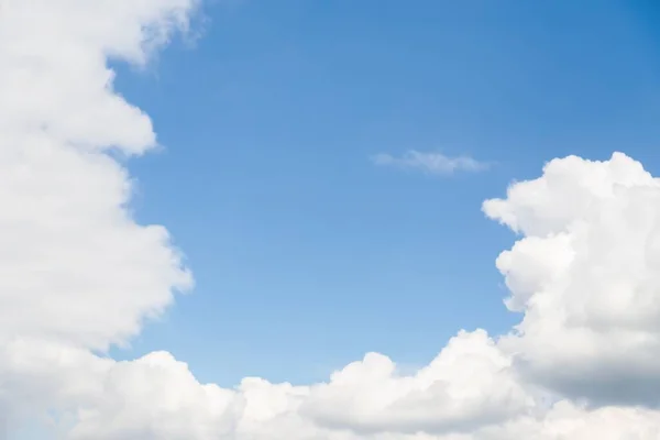 Marco de nubes esponjosas blancas, cielo azul claro, espacio sopy, fondo del cielo — Foto de Stock