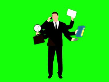 Elinde evrak çantası olan işadamı iyi niyet gösteriyor.