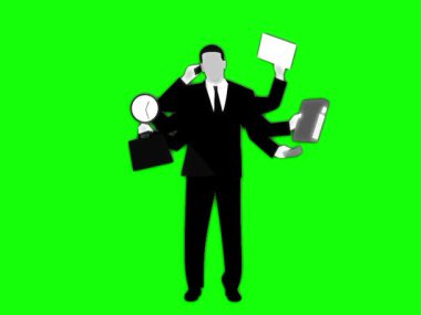 Evrak çantası ve dizüstü bilgisayarı olan üç adam.