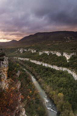 Burgos 'taki Ebro Nehri kanyon kayalıklarının uzun süreli panoramik görüntüsü, dramatik günbatımı gökyüzü