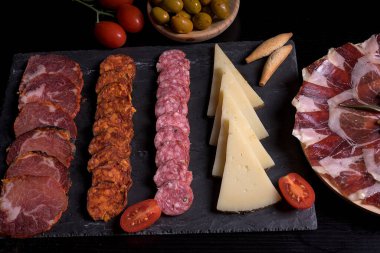 İberya usulü kurutulmuş jambon, salam, lomo ve peynirli şarküteri tahtası.