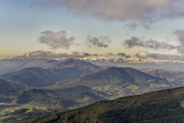 Eretza dağından Pico de la Cruz ve Cantabria tepelerine, yemyeşil yamaçlara kadar panoramik manzara