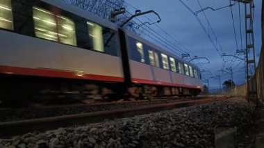 Metro Bilbao treni Getxo 'daki Algorta istasyonundan modern mimari ve raylarla geçiyor.