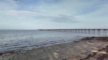Güney Avustralya 'daki Ceduna ve Thevenard yüksek bir hava aracı perspektifinden ele geçirilerek kıyı kasabası, konut ve konutlar, Flinders Limanları Thevenard sanayi liman tesisleri, uzun iskeleli yapılar ve sakin suları gösterildi.